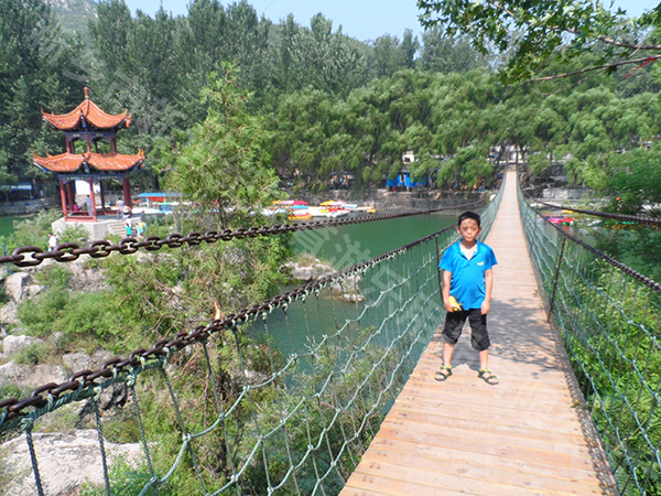 万泉湖吊桥